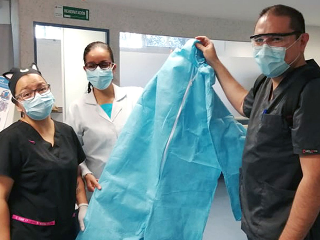 Donación de overoles de protección a nuestros héroes de la salud.
