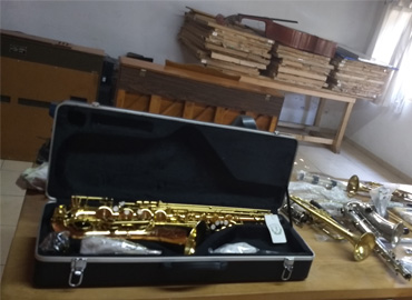 Fundacion OMI, dona instrumentos musicales a 